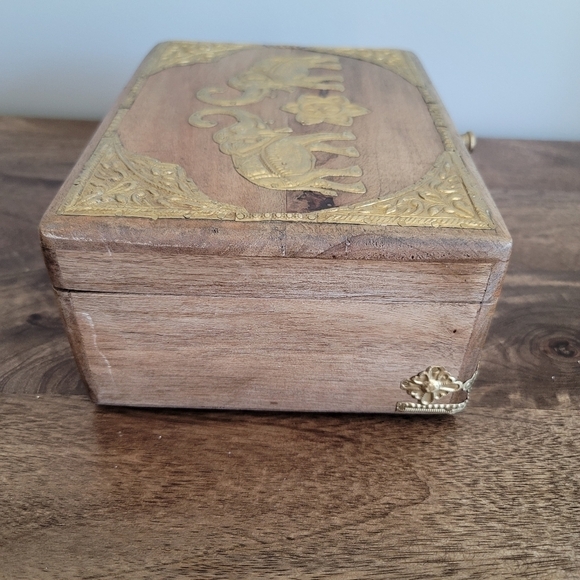 New World Traveler Indian Elephant Gold Wood Keepsake Storage Jewelry Box - Picture 5 of 7